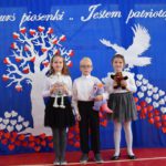 Śpiewały piękne, stare i nowe piosenki patriotyczne