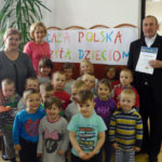 Przedszkolaki z Lis posłuchały bajek i poznawały bibliotekę Przedszkolaki z Lis posłuchały bajek i poznawały bibliotekę