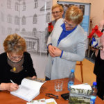 Książka opowiada o losach jej rodziny, początkach osiedlenia…