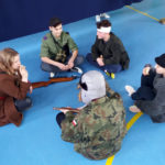 Uczniowie ze skupieniem obejrzeli scenki z życia żołnierzy podziemia