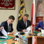 Ze Starostwa: Podpisanie umowy na realizację zadania termomodernizację budynków ochrony zdrowia i oświaty powiatu gołdapskiego Ze Starostwa: Podpisanie umowy na realizację zadania termomodernizację budynków ochrony zdrowia i oświaty powiatu gołdapskiego