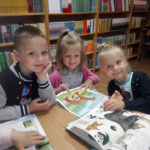 „Rekinki” i „Żółwiki” z wizytą w bibliotece szkolnej