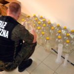 Zdradził się, kiedy przenosił kartony na jedną z posesji