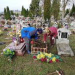 Wraz z pracownikami interwencyjnymi porządkują stare, zapomniane groby