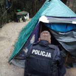 Zdążyć z pomocą – policjanci kontrolują miejsca, w których przebywają bezdomni Zdążyć z pomocą – policjanci kontrolują miejsca, w których przebywają bezdomni