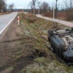 Nie dostosowali prędkości do warunków drogowych i auta zjechały do rowu