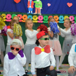 Zaprosiły swoje babcie i dziadków na przedstawienie 