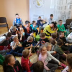 Dzieci poprzez bajkę poznały mieszkańców łąki Dzieci poprzez bajkę poznały mieszkańców łąki