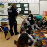 „Odblaskowa lekcja” z gołdapskimi policjantami „Odblaskowa lekcja” z gołdapskimi policjantami