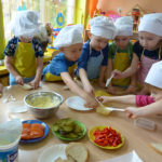 Przedszkolaki same zrobiły sobie zdrowe kanapki Przedszkolaki same zrobiły sobie zdrowe kanapki