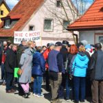 Protestujący czekali z transparentem „Nie chcemy tirów w Gołdapi”