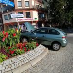 Seat wjechał w środek ronda