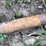 Kontrolowali pas drogi granicznej i ujawnili granat Kontrolowali pas drogi granicznej i ujawnili granat