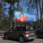 Czy można powiesić baner wyborczy w parku miejskim?