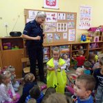 Spotkanie przedszkolaków z funkcjonariuszem policji Spotkanie przedszkolaków z funkcjonariuszem policji