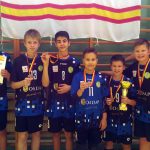 Brązowe medale na szyjach siatkarzy z „Trójki”