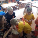 Powiedz „NIE” na pomarańczowo – Policjanci biorą udział w kampanii „Pomarańczowa wstążka” przeciwko przemocy wobec dzieci