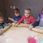 Świąteczne pieczenie ciasteczek w przedszkolu i zerówce w Boćwince