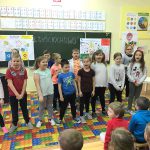 Uczniowie SP 5 zaprezentowali przedstawienie zaproszonym dzieciom