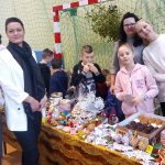 Kiermasz świąteczny w Jedynce z reniferem Kiermasz świąteczny w Jedynce z reniferem