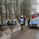 Ślisko na drogach. Oplem zjechała do przydrożnego rowu
