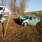 Straciła panowanie nad autem i uderzyła w drzewo