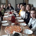 Z okazji Dnia Kobiet udały się na pizzę Z okazji Dnia Kobiet udały się na pizzę
