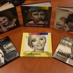 Zasłuchaj się w ulubionych powieściach – wypożycz audiobooki na wakacje!