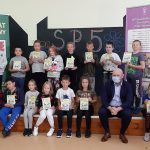 Na zakończenie spotkania każde dziecko otrzymało książkę i słodycze z logo akcji