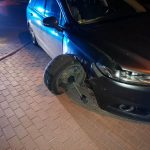Chciała ominąć kota. Uderzyła w nieprawidłowo zaparkowane auto