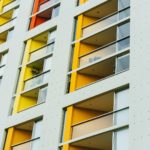 Osłona na balkonie sposobem na prywatność w każdych warunkach