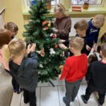 Drzewko wprowadza świąteczną, radosną atmosferę