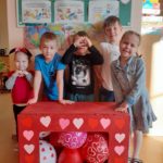 W odświętnych strojach dzieci dominował róż i czerwień