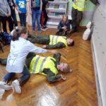 „Trójka”. Jak się zachować i jak pomóc osobie, która potrzebuje tej pomocy?