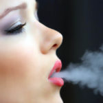 Młodzi Polacy mniej piją i rzadziej korzystają z dopalaczy oraz narkotyków, ale częściej myślą o samobójstwie