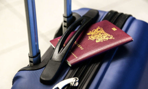 zestaw podróżny - paszport i walizka