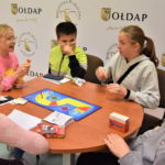 Lepsze UNO w bibliotece, niż siedzenie w domu przy tablecie