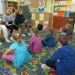 O emocjach uczennice z SP3 czytały dzieciom z przedszkola