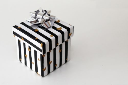pudełko prezentowe biało-czarne paski