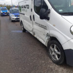 Apelujemy o ostrożność. Kolizja forda z busem