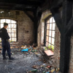 Policjanci pomagają potrzebującym