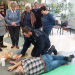 Policjanci w roli instruktorów pierwszej pomocy przedmedycznej