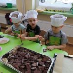 Przedszkolaki piekły świąteczne pierniczki