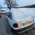 Gołdapscy policjanci przypominają: odśnieżanie samochodu przed wyjazdem to obowiązek kierowcy!
