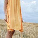 Sukienka oversize – jak ją nosić, żeby dobrze wyglądała?