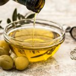 Oliwa z oliwek – zdrowie i wyśmienity smak w jednym produkcie. Sprawdź, dlaczego warto mieć ją na swoim stole!