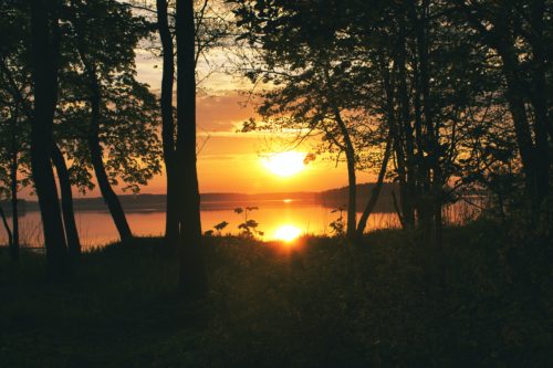zachód słońca nad jeziorem, złota godzina, golden hour