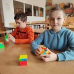 Poznawali jak krok po kroku ułożyć tą słynną łamigłówkę