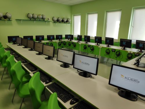 zielona sala ze stanowiskami komputerowymi