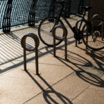 Stojak na rowery w miejskiej przestrzeni – jak wybrać odpowiedni model?